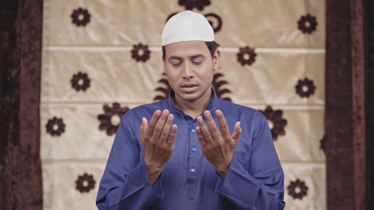 인도 무슬림 남자가 알라에게 기도하고 나마즈를 읽고 있습니다.