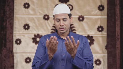 indian muslim man praying to allah and reading namaz