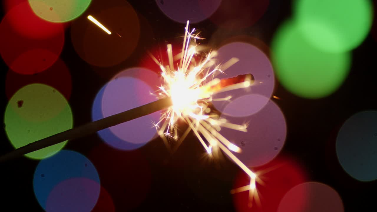 las velas de navidad de bengala están ardiendo brillantemente.