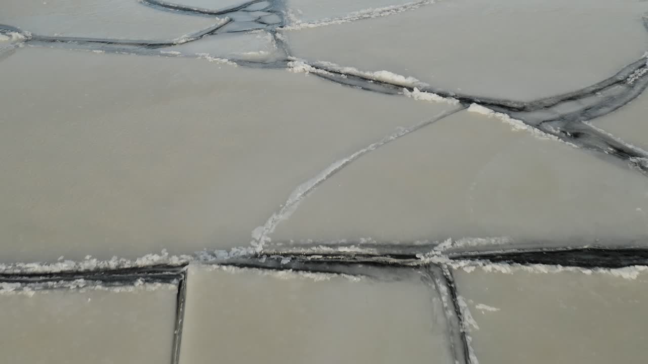 물 위의 빙상의 큰 부분 4k