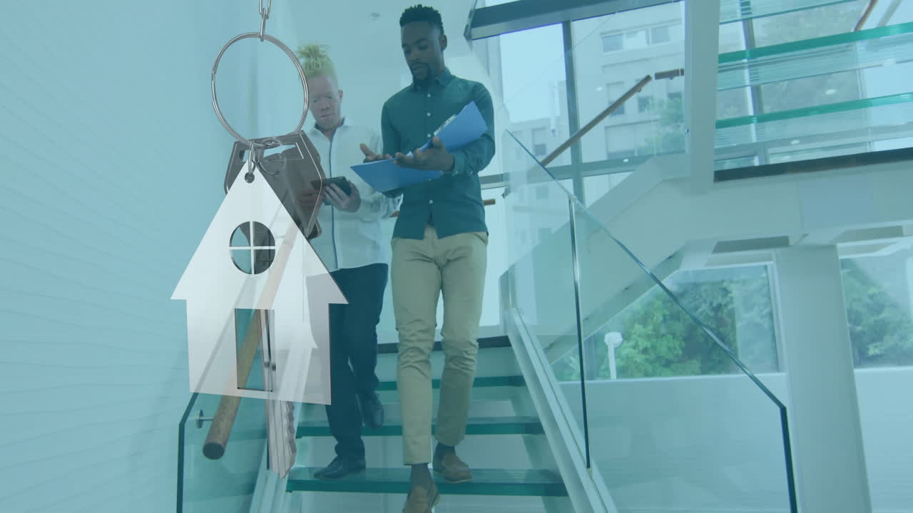 사무실에서 걸어다니는 다양한 남성 동료들에 대한 집과 열의 애니메이션