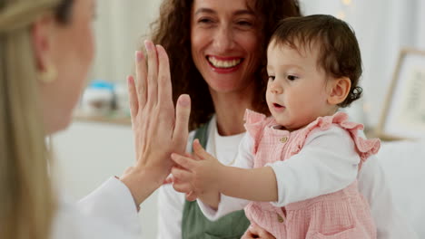 Madre,-Bebé-O-Choca-Esos-Cinco-Con-El-Médico-Pediatra