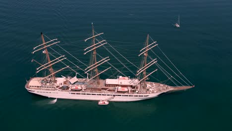 Luxus-Segelyacht-Aus-Der-Luft-Vor-Anker-Im-Ruhigen,-Glänzenden-Meer