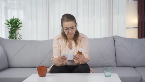 la mujer que lee el folleto.