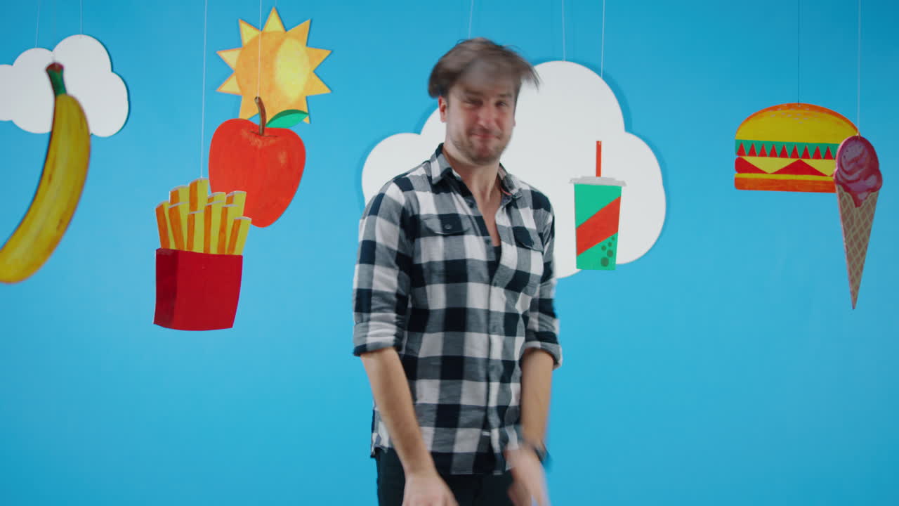 음식을 먹는 남자