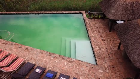 birdnest resort met het schilderachtige uitzicht op lake bunyonyi in oeganda - luchtfoto drone schot