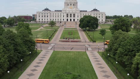 Toma-Aérea-Baja-Que-Se-Inclina-Hacia-Arriba-Para-Revelar-El-Edificio-Del-Capitolio-Del-Estado-De-Minnesota-En-Saint-Paul,-Minnesota