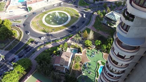 vista aérea del paisaje urbano y marino de benidorm desde una perspectiva de dron en el sur de españa