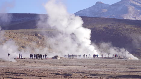 Touristen,-Die-In-Den-Fumarolen-Des-Geysirs-El-Tatio-In-Chile,-Atacama-Wüste,-Spazieren-Gehen