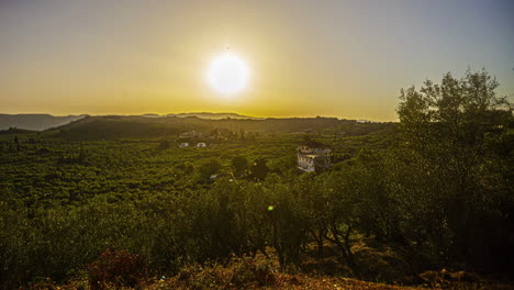 Lapso-De-Tiempo-De-Puesta-De-Sol-Sobre-Colinas-Tranquilas-Que-Revelan-El-Encanto-Laconiano