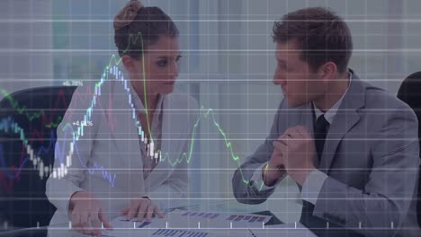 animación del procesamiento de datos financieros sobre empresario caucásico y empresario discutiendo.