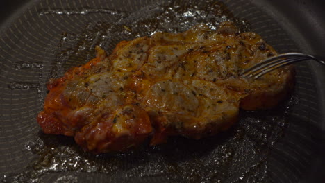 vista de cerca: filete de ternera marinado volteado chisporrotea en una sartén caliente