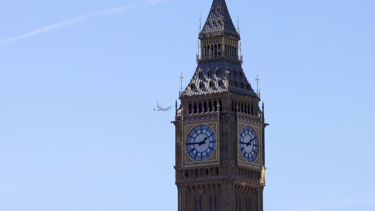 Aereo che passa davanti al Big Ben in cielo sereno.