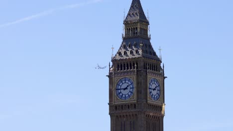 aereo che passa big ben in un cielo limpido