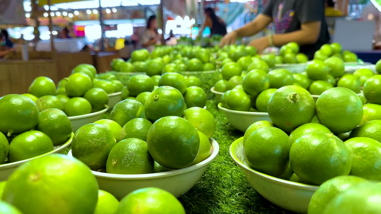 limas frescas expuestas en un bullicioso mercado