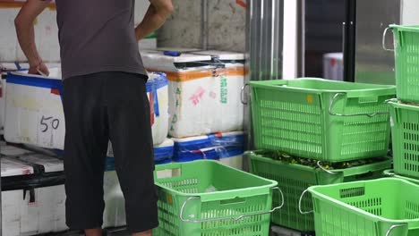 Trabajador-Cargando-Verduras-En-El-Maletero