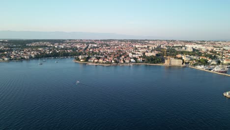 Un-Amplio-Panorama-Costero-Aéreo-De-Drones-Sobre-La-Ciudad-De-Zadar-En-Croacia-Con-Mar-Azul-Y-Cielo