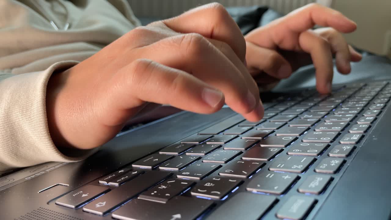teclado portátil y manos femeninas o dedos escribiendo teclas, vista de cierre extremo de gran angular, cámara lenta