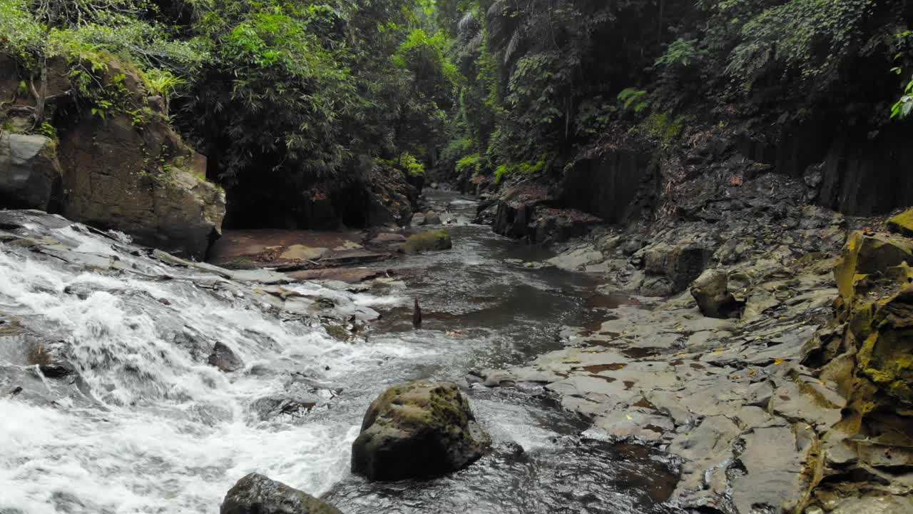catarata de goa rang rang en el río rocoso en siangan, bali, indonesia
