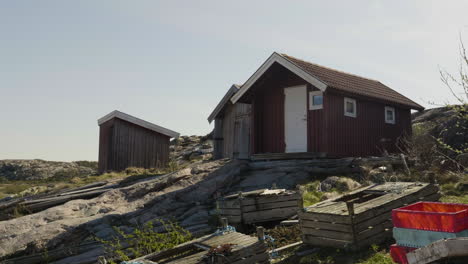 Cabañas-De-Pescadores-En-La-Costa-De-Suecia,-Tranquilo-Pueblo-Pesquero