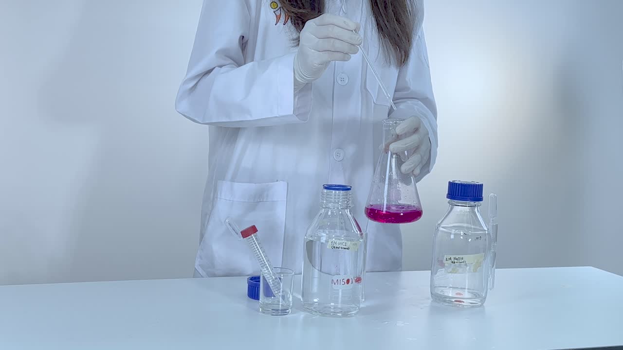 demostrando el cambio de color con las bases utilizando fenolftalina