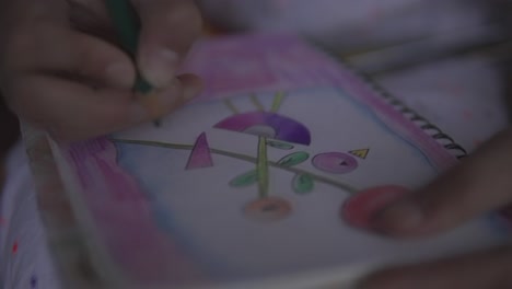 primer plano cinematográfico del arte de una mujer joven dibujando un boceto de imágenes ecológicas de flores en un bloc de notas de papel