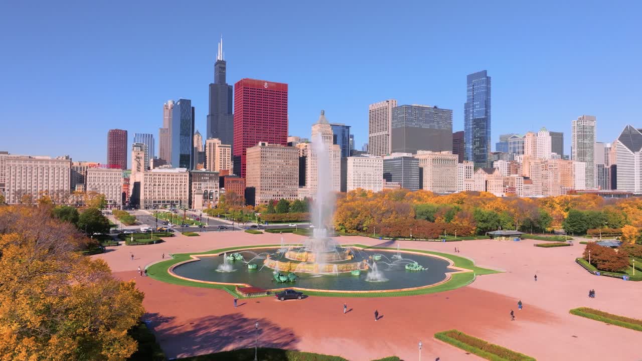 버킹엄 분수 (buckingham fountain) 시카고 공중 풍경, 가을 잎자루와 도시 스카이 라인이 배경이다.