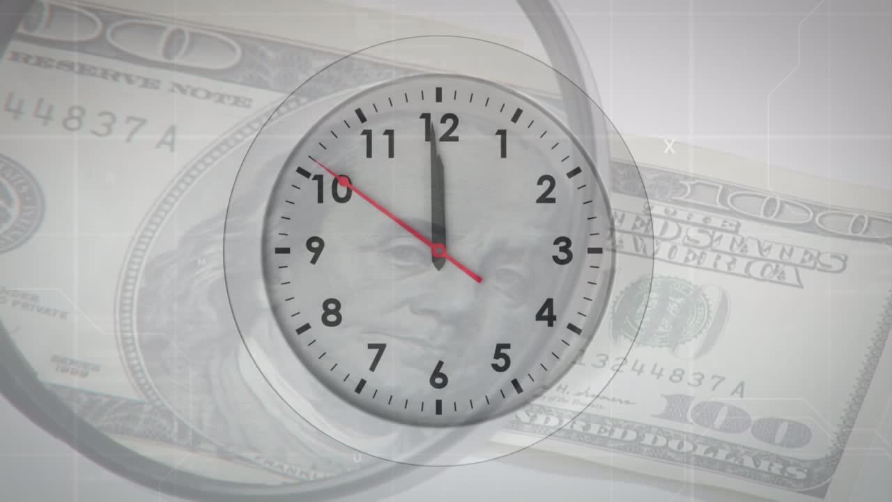 Animación de reloj digital sobre billete de 100 dólares en mesa siendo inspeccionado con lupa.