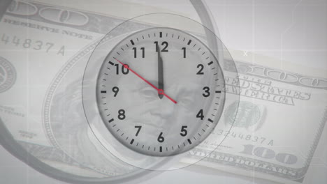animación de reloj digital más de 100 billetes de dólar en la mesa ha estado inspeccionando a través de la lupa.