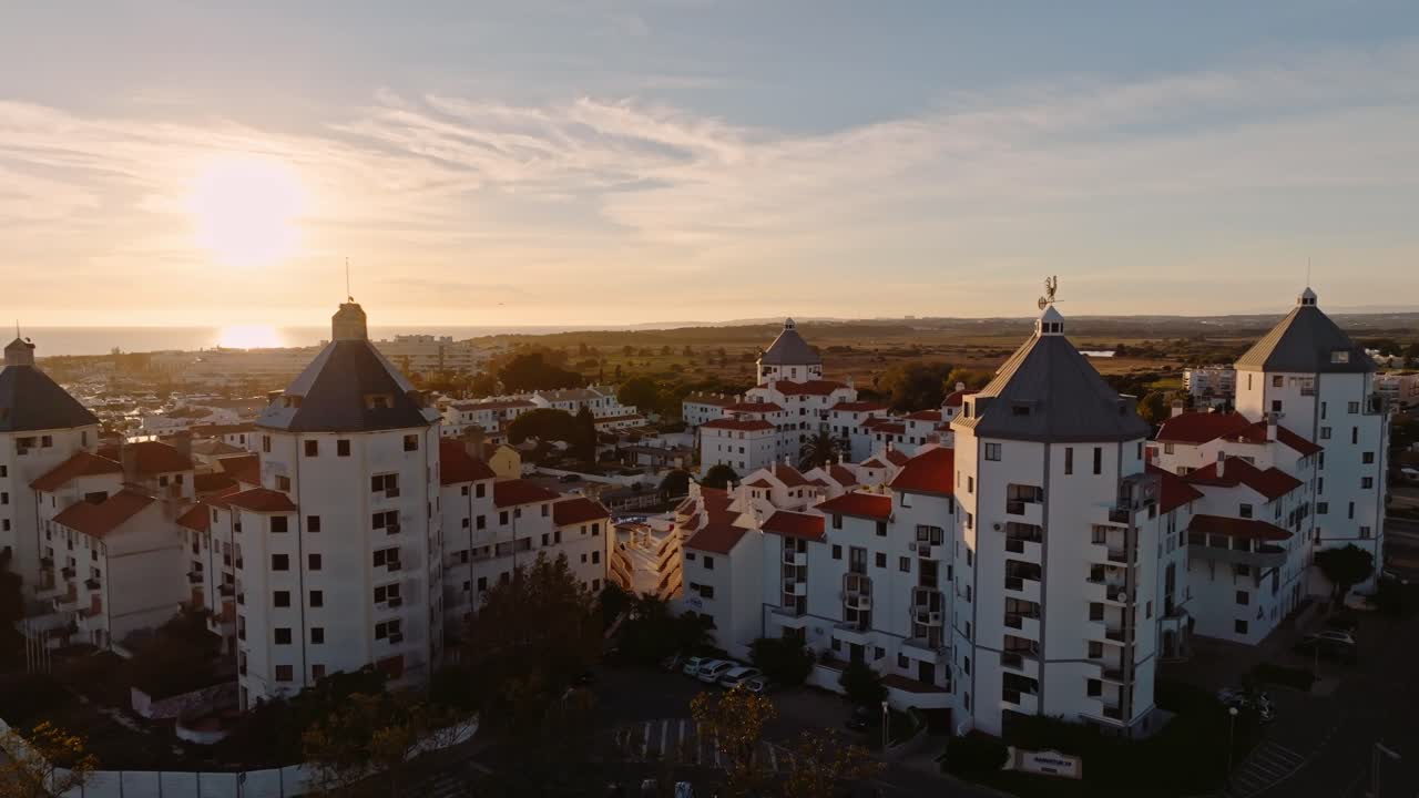 Luftoptagelser af en europæisk by i Portugal i den gyldne time
