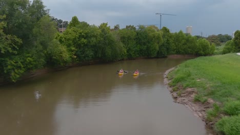 Menschen,-Die-Im-Buffalo-Bayou-In-Der-Nähe-Der-Innenstadt-Von-Houston-Kajak-Fahren