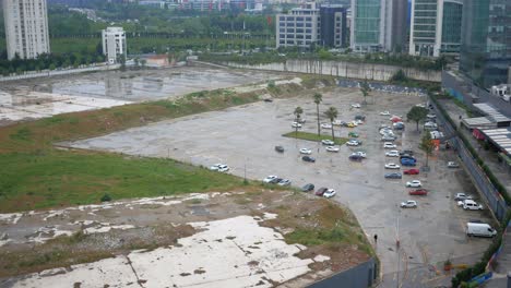 estacionamiento vacío en un entorno urbano