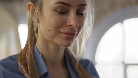 Female-painter-standing-covered-with-dirty-hands-after-artwork-done