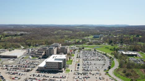 Imágenes-Aéreas-De-Drones-De-4k-Del-Hospital-Médico-Garnet-Health-En-Hudson-Valley-Middletown,-Nueva-York