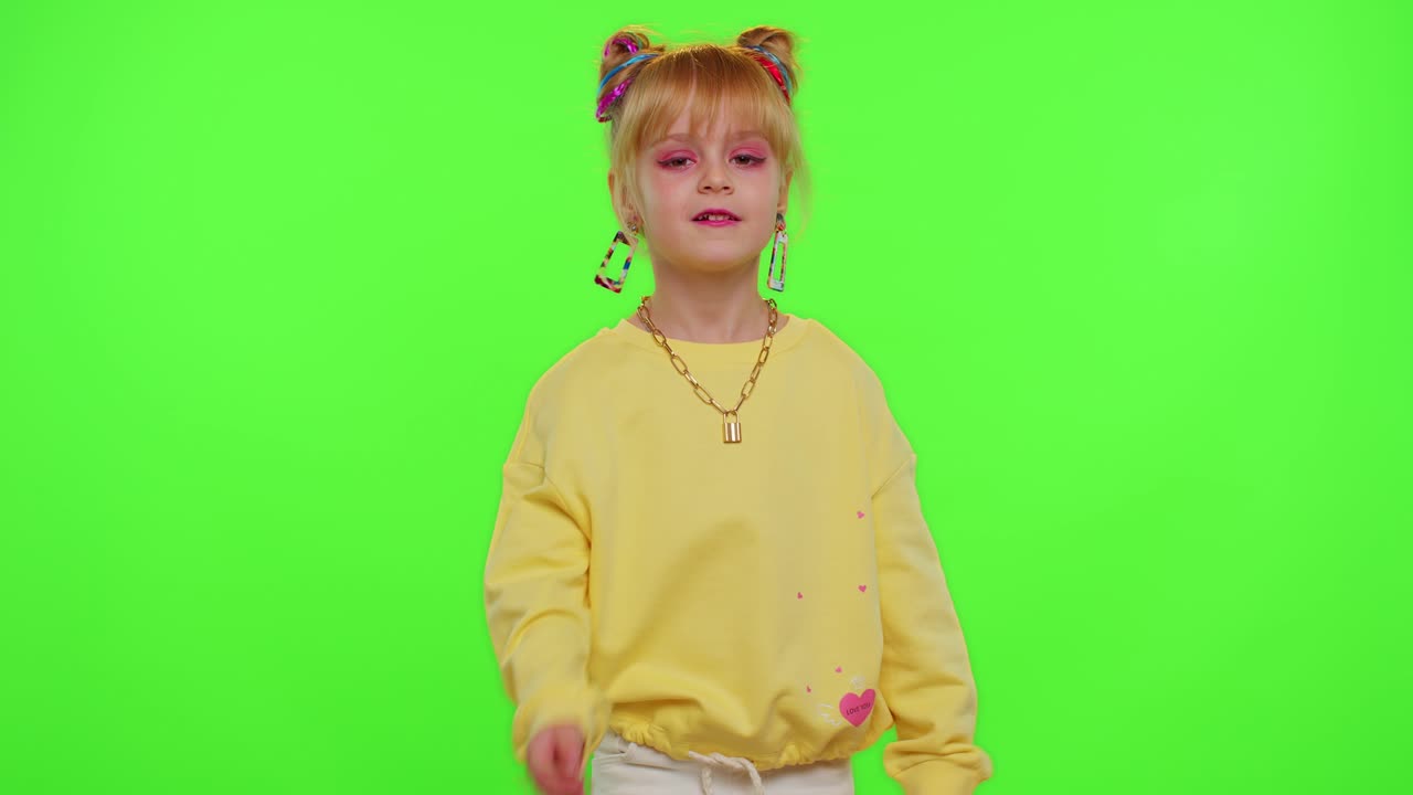 Adolescente allegra e divertente che balla, filmando un video con il cellulare a casa su sfondo chroma key