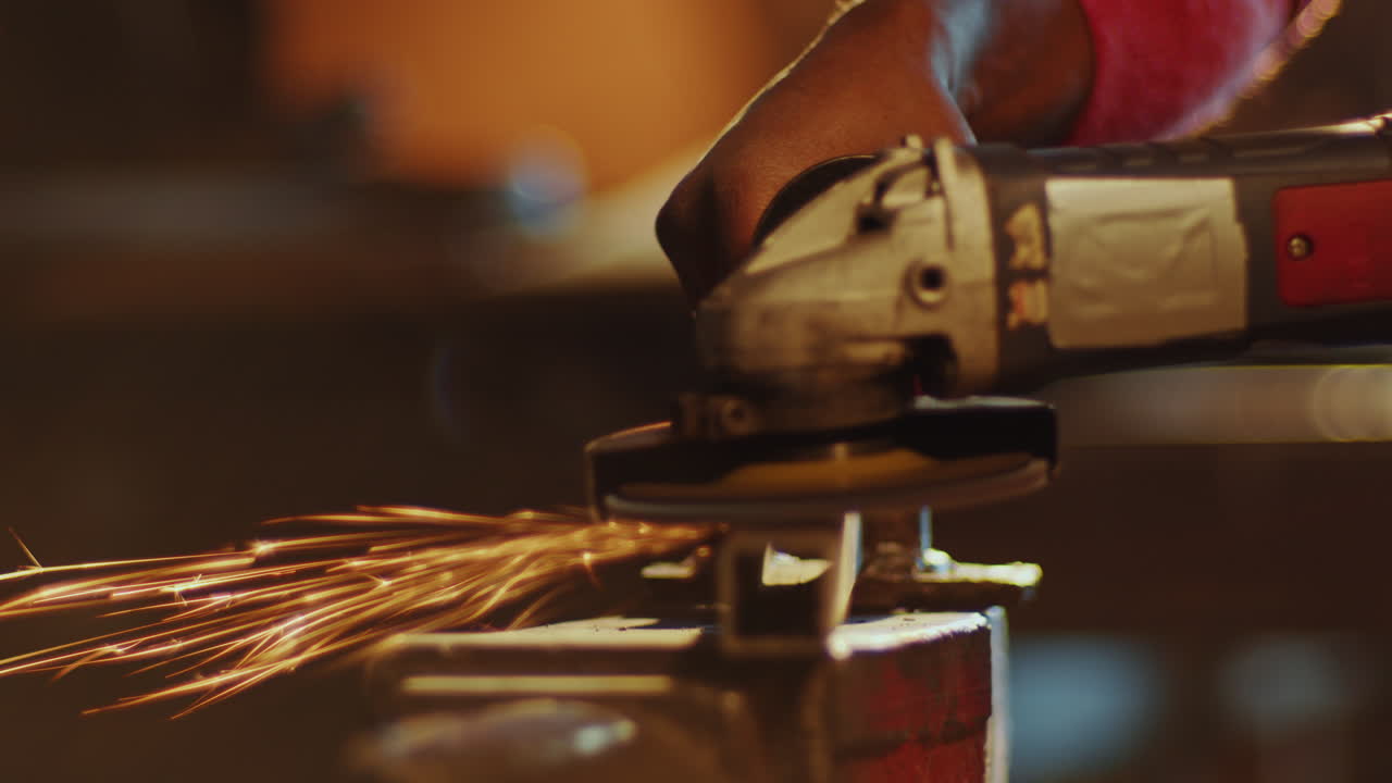piezas de acero cortadas a mano por herreros con un molinillo angular