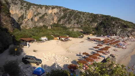 Toma-Panorámica-Sobre-La-Hermosa-Playa-De-Gjipe-En-Albania-Al-Atardecer