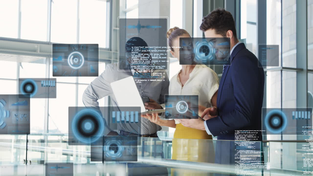 animación de gráficos, radar, lenguaje informático, diversos compañeros de trabajo discutiendo informes en la computadora portátil