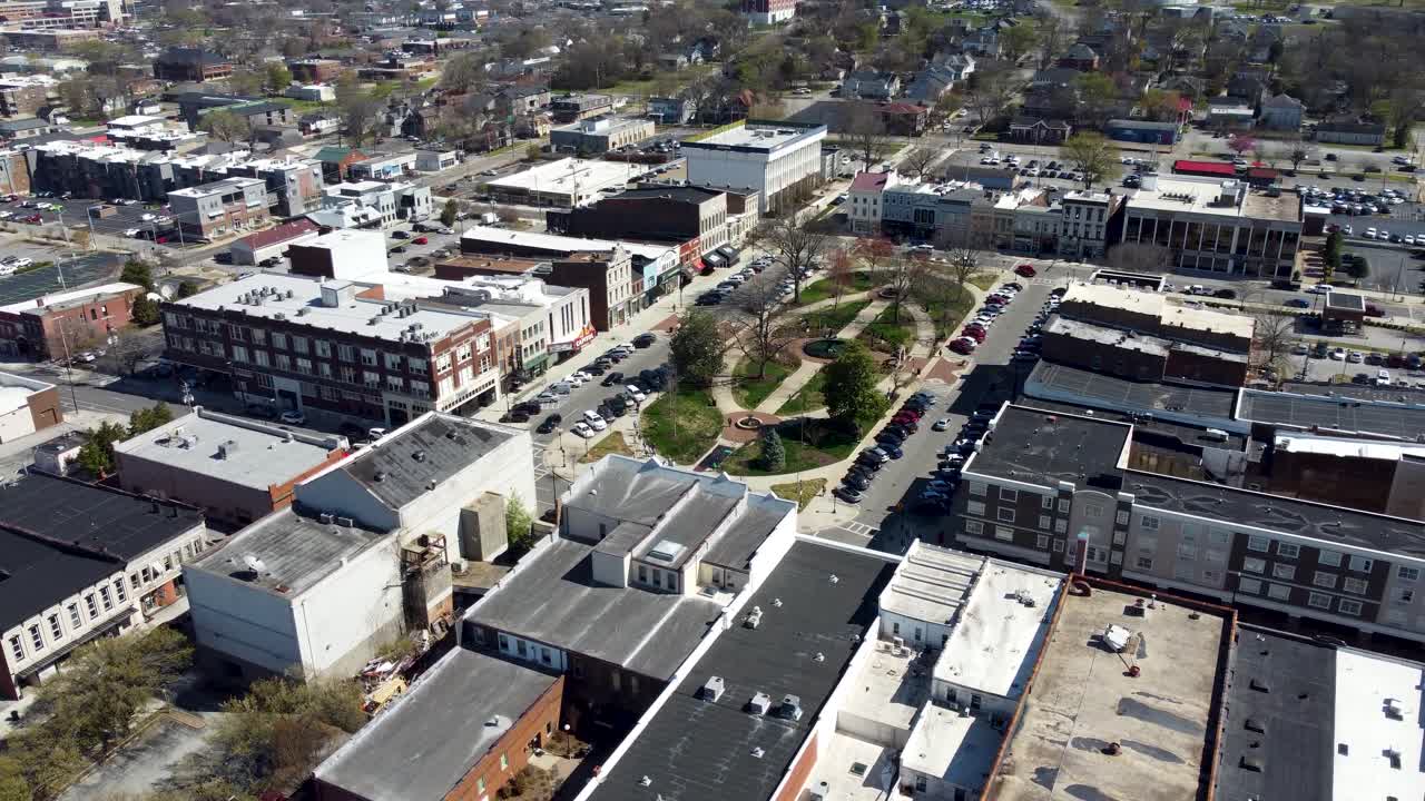 Fountain Square Park_Bowling Green Kentucky_drone aereo del quartiere commerciale riqualificato
