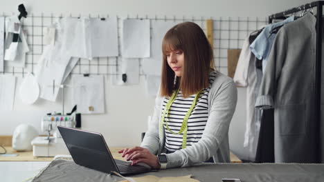 diseñador de moda que trabaja en estudio