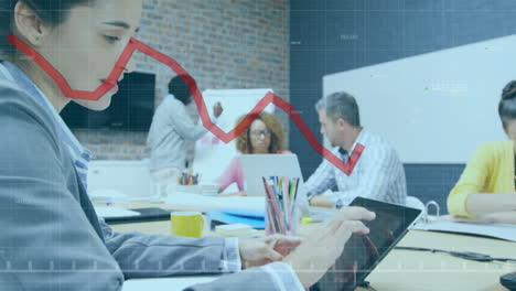 animación del procesamiento de datos contra una mujer caucásica sonriendo mientras usa una tableta digital en la oficina