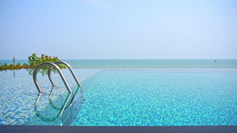 el borde de una piscina infinita crea una vista perfecta con el océano de fondo