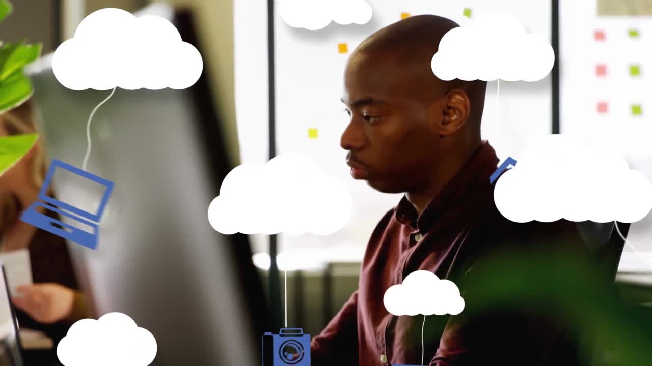 animación de iconos digitales sobre hombre de negocios usando computadora