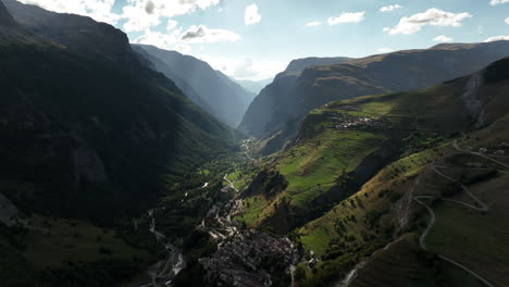 Paisaje-De-Cresta-Rocosa-Vuelo-Aéreo-Sobre-Una-Montaña-De-Cresta-Alpes-Franceses-Día-Soleado