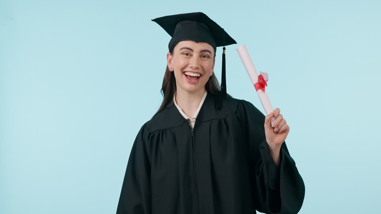 cara emocionada y una mujer con una graduación