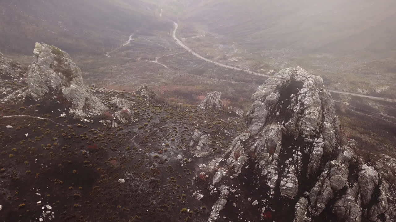 imágenes de drones de 4k paisaje de tasmania en un día lluvioso y con niebla