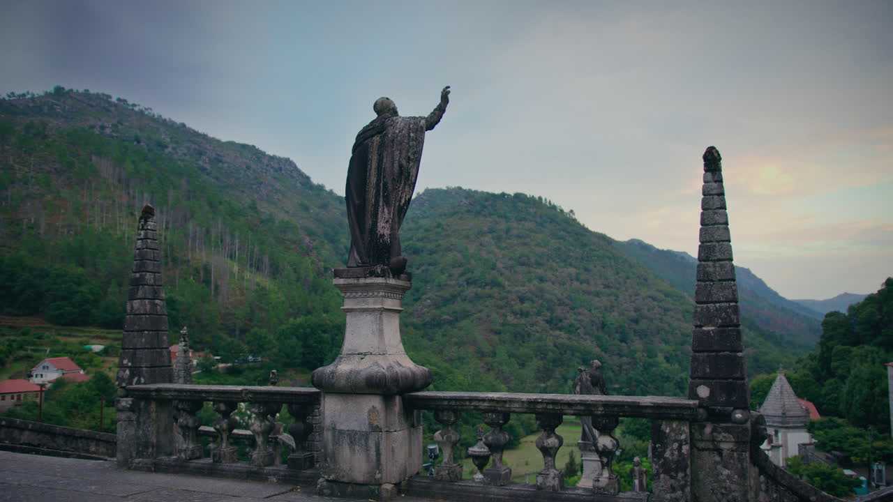 parque nacional de geres vista desde una parte superior del santuario de nossa senhora da peneda cámara lenta amplia