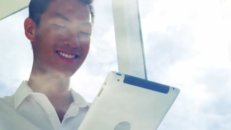 Ein-Lächelnder-Mann,-Der-Einen-Tablet-Computer-Benutzt