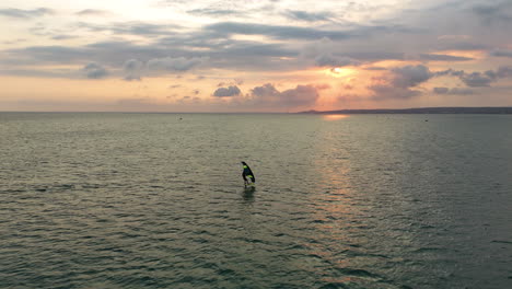 Windsurf-Al-Atardecer-En-Mui-Ne,-Vietnam