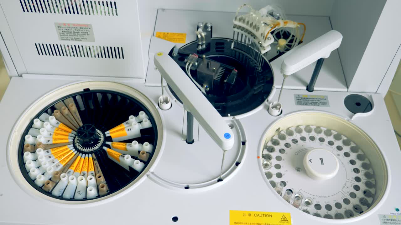 백색 기계는 실험실에서 혈액 플을 검사합니다.